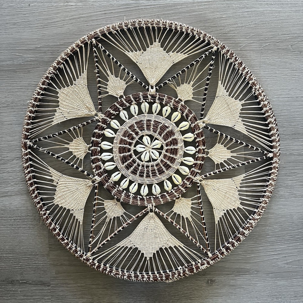 VTG Large Courie Shell Pattern Straw Woven Basket Wall Hanging Large 17.5" Round
